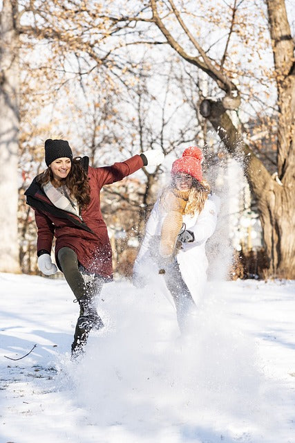 friends-playing-in-snow